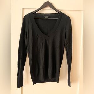 Wool v-neck sweater from club Monaco. Size M